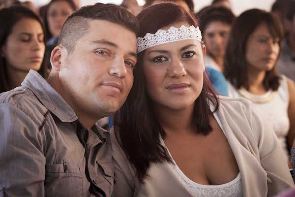 Se dan el "Sí" 269 parejas en San Juan del Río 1 San Juan del Río, Qro.- Se casan 269 parejas durante un matrimonio colectivo, encabezaron el evento Guillermo Vega Guerrero, presidente municipal, Male Ruiz, presidenta del SMDIF y Lorena Montes Hernández, directora estatal del Registro Civil. Las personas que decidieron formalizar su relación provienen de todas las comunidades del municipio y cuentan con edades desde los 17 años y hasta más de 60 años. El municipio amenizó el evento con una cantante local y ofrecieron carnitas y pastel a los contrayentes y sus familias.