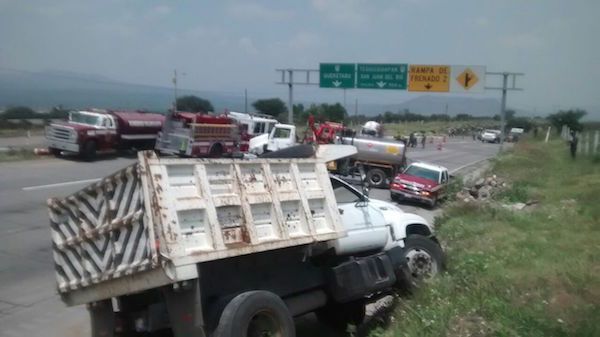 Cierran autopista México-Qro por choque y fuga de gas en pipa 2 WhatsApp-Image-20160728-2