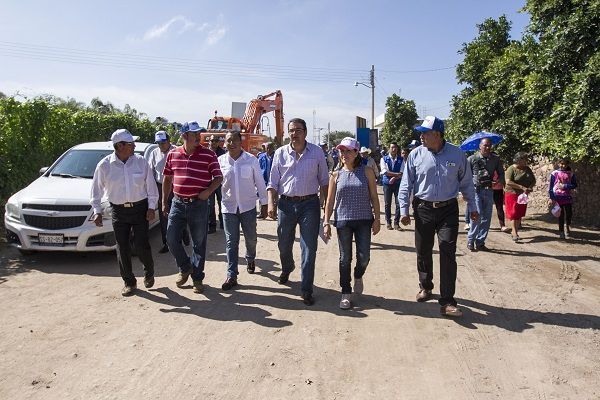 Encabeza Alcalde arranque de arcotecho y camino al Cobaq de La Valla 1 FOTO ESPECIAL