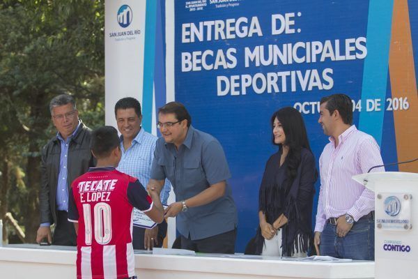 Entrega Alcalde becas a 50 deportistas 1 becas-2