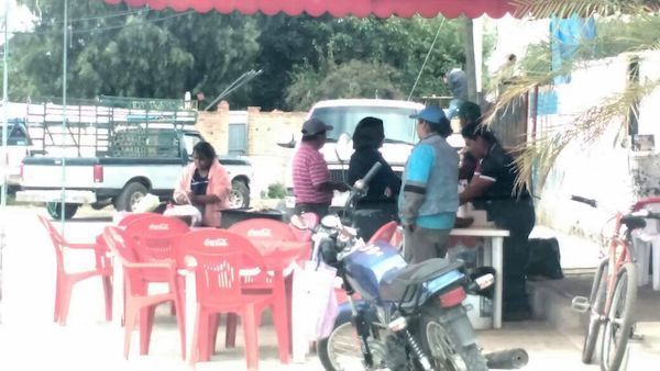 Negocio obstruye banquetas y vialidades en Visthá, acusan de privilegios 1 whatsapp-image-2016-10-14-at-4-52-30-pm