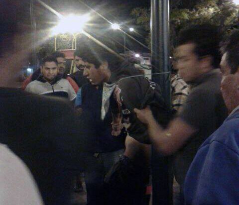 Golpean y amarran a supuesto ladron en San Juan del Río 1 Golpean y amarran a supuesto ladron en San Juan del Río 1
