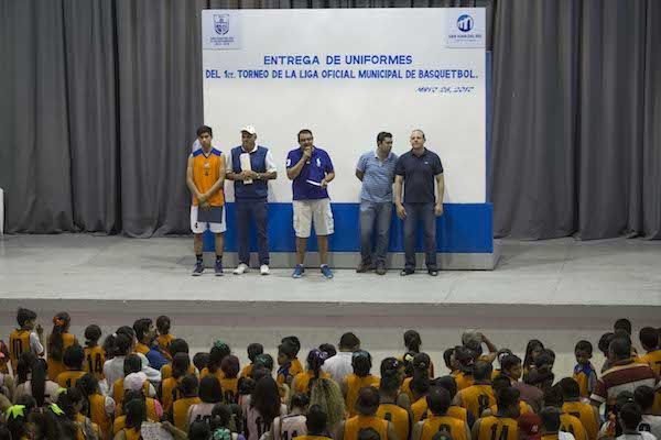 Entrega Memo Vega uniformes a 1200 participantes de la Liga Municipal de Basquetbol 1