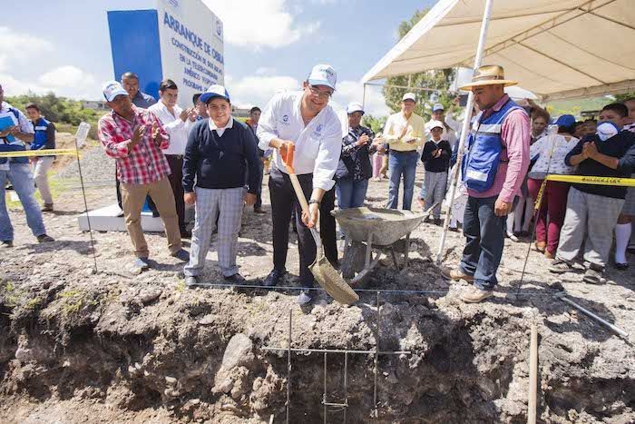 Memo Vega entrega obra de pavimentación en El Coto 1