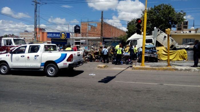 Trailer aplasta 5 vehículos en San Juan del Río; 1 muerto 1