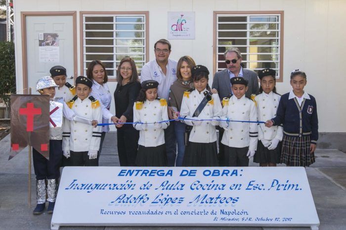 Entrega Memo Vega obra de construcción de una aula cocina en el Mirador 1