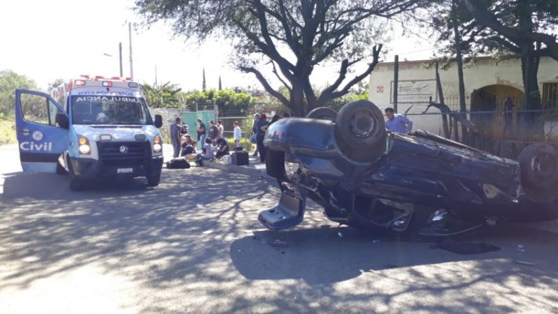 Auto sale del camino y vuelca en Barrio de la Cruz 1 Auto sale del camino y vuelca en Barrio de la Cruz 1