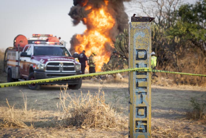 12 horas de incendio en toma clandestina en SJR 1