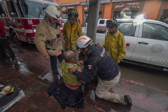 Cae enorme árbol sobre boleros en centro de SJR 1