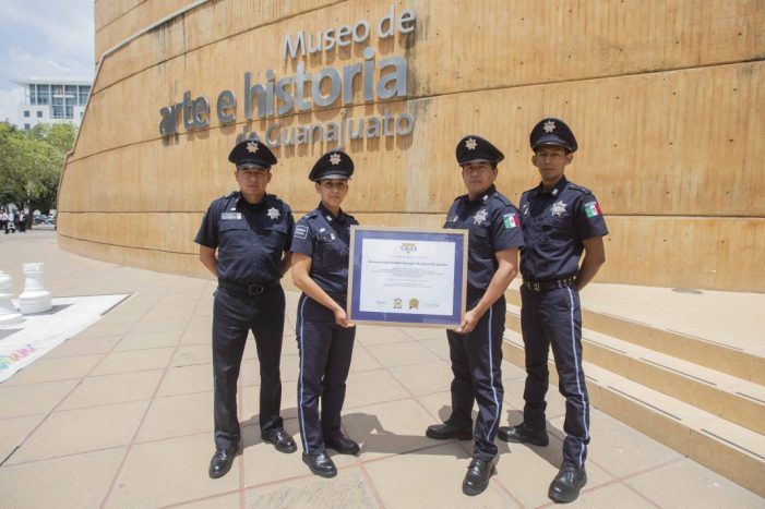Recibe Memo Vega certificación de CALEA 1 Recibe Memo Vega certificación de CALEA 1