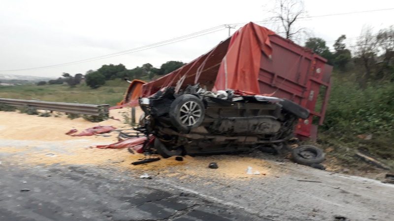 Tráiler sin frenos aplastó un vehículo en la 57 1