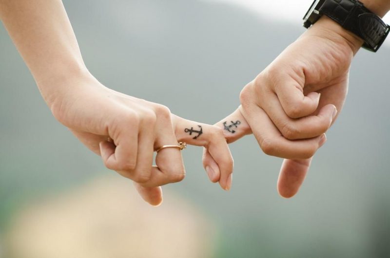 Tomados de la mano, bisexualidad