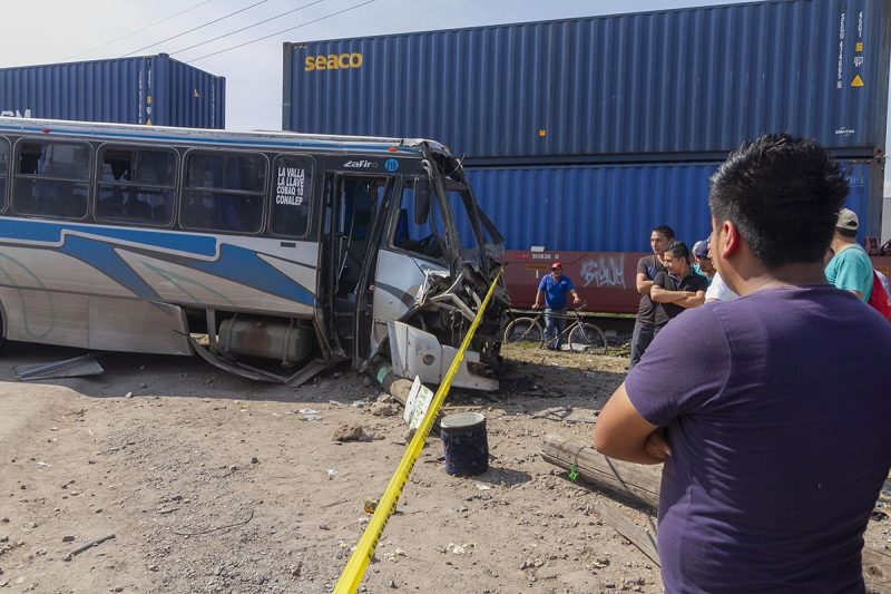 Tren arrolla autobús de pasajeros en La Valla, San Juan del Río Tren arrolla autobús de pasajeros en La Valla, San Juan del Río