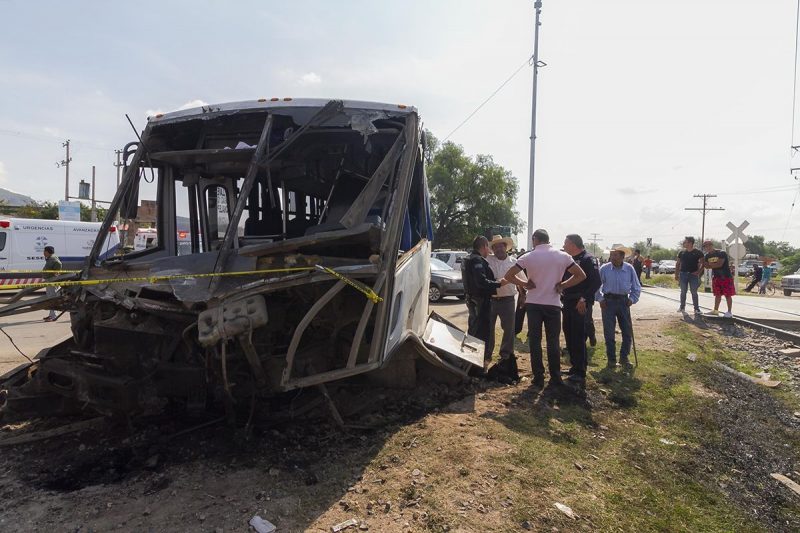 Tren arrolla autobús de pasajeros en La Valla, San Juan del Río Tren arrolla autobús de pasajeros en La Valla, San Juan del Río
