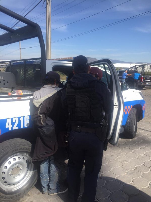 Detienen a dos sujetos por robo de vehículo