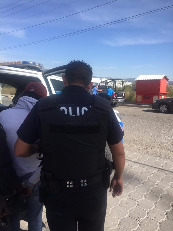 Detienen a dos sujetos por robo de vehículo