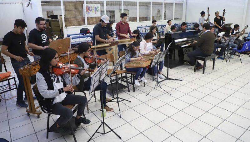 Crean Orquesta Típica “Somos UAQ” 1