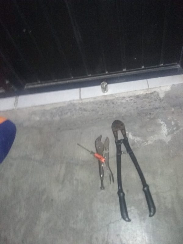 (VIDEO) Cámaras del C4 descubren a ladronzuelo intentando abrir negocio 1 Cámaras del C4 descubren a ladronzuelo intentando abrir negocio