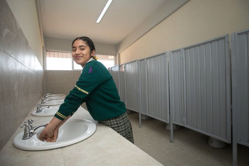 Entrega Memo Vega sanitarios en escuela secundaria de Arcila 1 Entrega Memo Vega sanitarios en escuela secundaria de Arcila