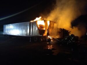 Cierre total en la 57 por tráiler calcinado 1 Cierre total en la 57 por tráiler calcinado 1