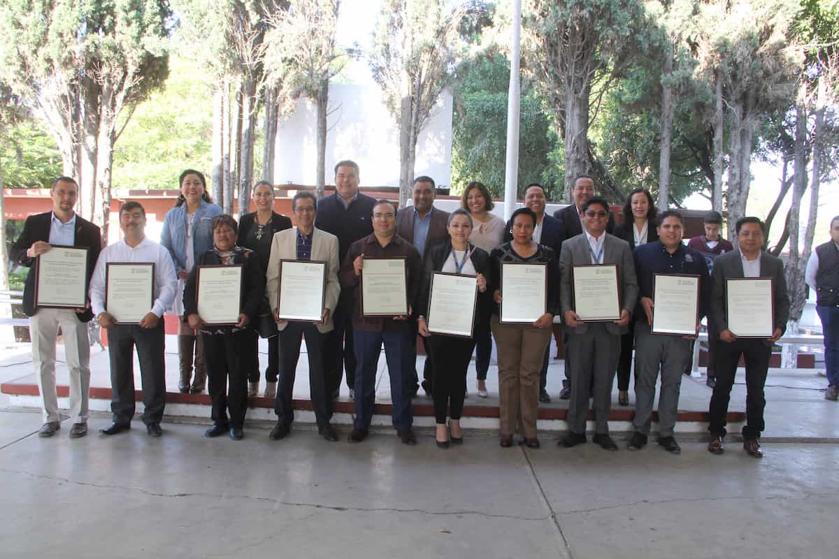 La SEP entrega reconocimientos a Planteles del COBAQ La SEP entrega reconocimientos a Planteles del COBAQ