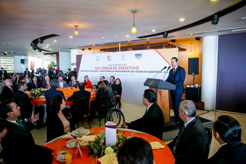 Reconoce Gobernador impulso de profesionistas a economía queretana Reconoce Gobernador impulso de profesionistas a economía queretana