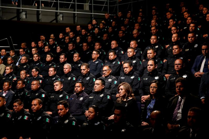 Entrega Gobernador reconocimientos, patrullas y equipamiento a policías del estado 1 Entrega Gobernador reconocimientos, patrullas y equipamiento a policías del estado