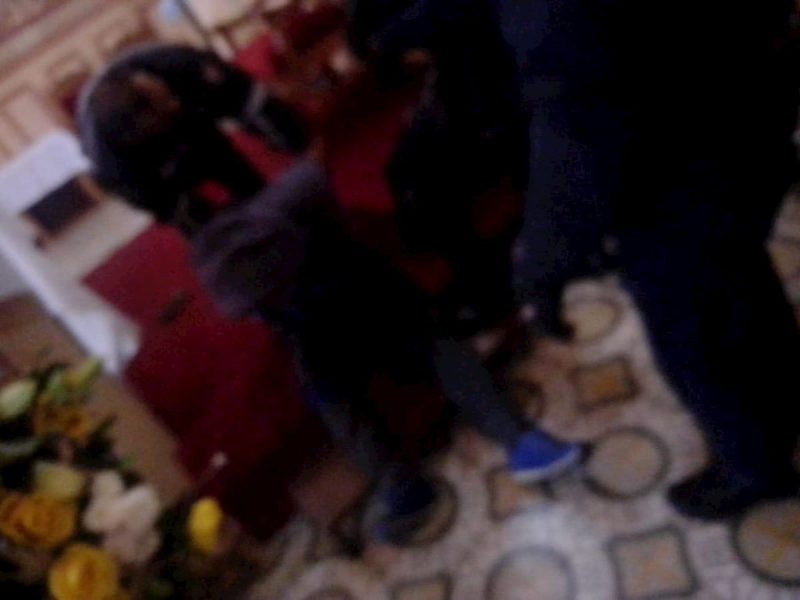 Sujeto amenazaba con prenderse fuego en iglesia, policías lo controlan 1 Sujeto amenazaba con prenderse fuego en iglesia, policías lo controlan