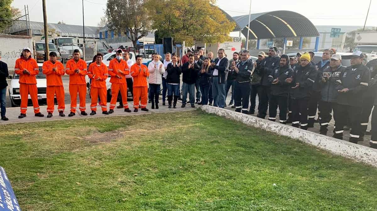 Entrega Memo Vega nuevos uniformes a trabajadores municipales Entrega Memo Vega nuevos uniformes a trabajadores municipales