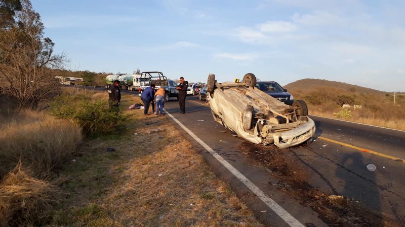 Vuelca auto con estudiantes del Tecnológico de San Juan del Río 1 Vuelca auto con estudiantes del Tecnológico de San Juan del Río