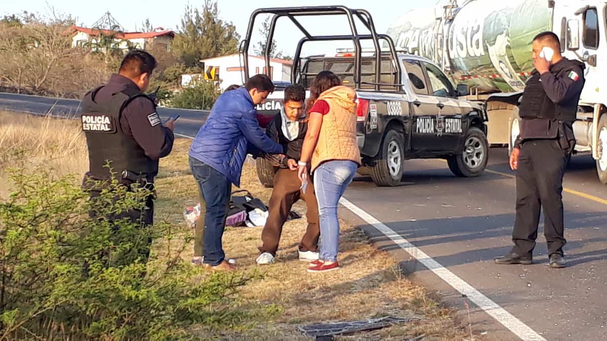 Vuelca auto con estudiantes del Tecnológico de San Juan del Río 2 Vuelca auto con estudiantes del Tecnológico de San Juan del Río