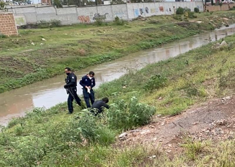 Salvan a hombre que era arrastrado por la corriente de agua en Casa Blanca, San Juan del Río 1 Salvan a hombre que era arrastrado por la corriente de agua en Casa Blanca, San Juan del Río 1