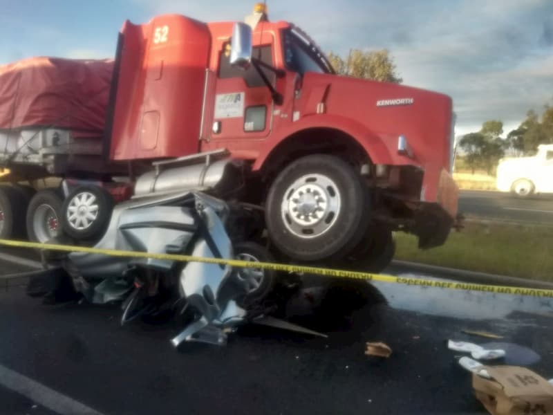 Brutal accidente, tráiler aplasta auto en la México Querétaro, un muerto 1 Brutal accidente, tráiler aplasta auto en la México Querétaro, un muerto