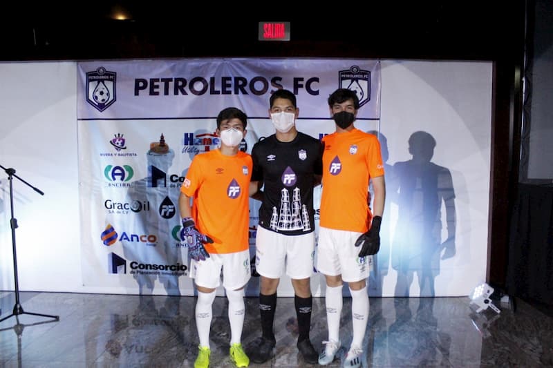 Presentaron uniforme oficial de Petroleros San Juan del Río 1 Morado, negro y blanco; serán los colores de Petroleros San Juan del Río; 85% del equipo lo integran queretanos.