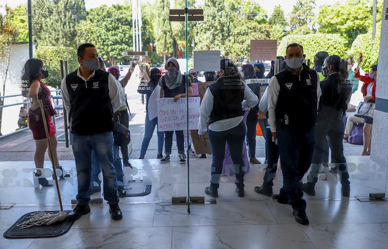 Encapuchados toman sede de debate de aspirantes a rectoría de la UAQ en Querétaro 1 Encapuchados toman sede de debate de aspirantes a rectoría de la UAQ en Querétaro 1