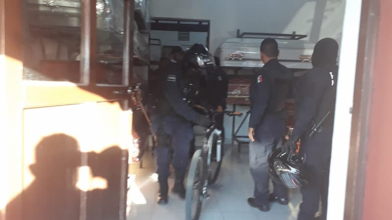 Persiguen y atrapan a ladrón escondido entre ataúdes en centro de San Juan del Río QRO 1 Persiguen y atrapan a ladrón escondido entre ataúdes en centro de San Juan del Río QRO