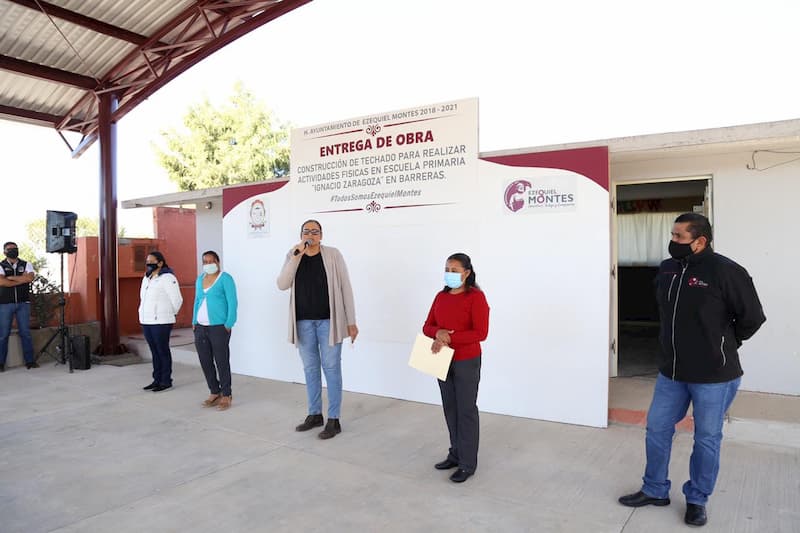 Elvia Montes hace entrega de arcotecho en Barreras, Ezequiel Montes