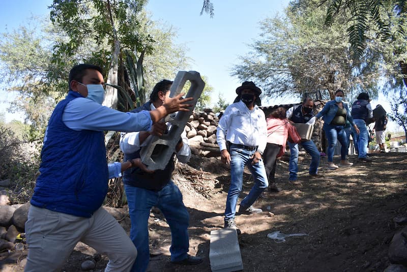 Entrega de apoyos sociales en La D Chalmita, Pedro Escobedo 1 Entrega de apoyos sociales en La D Chalmita, Pedro Escobedo