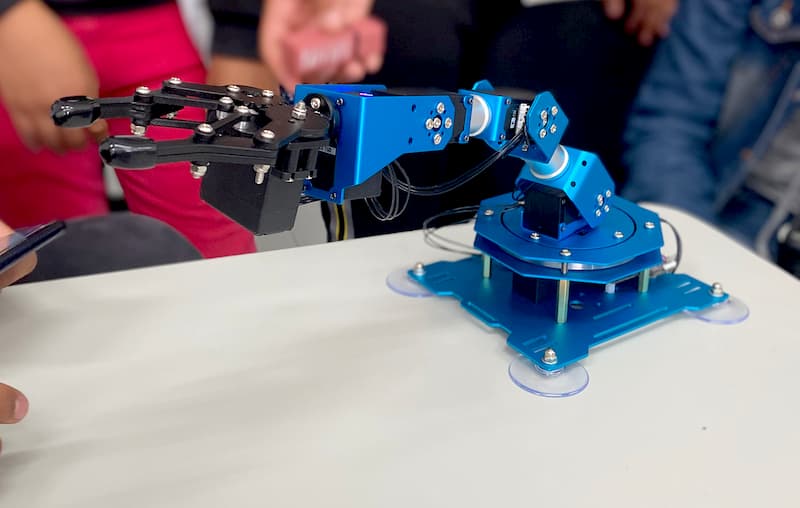 Estudiantes UTC desarrollan interfaces robóticas para implementar tecnología 4.0