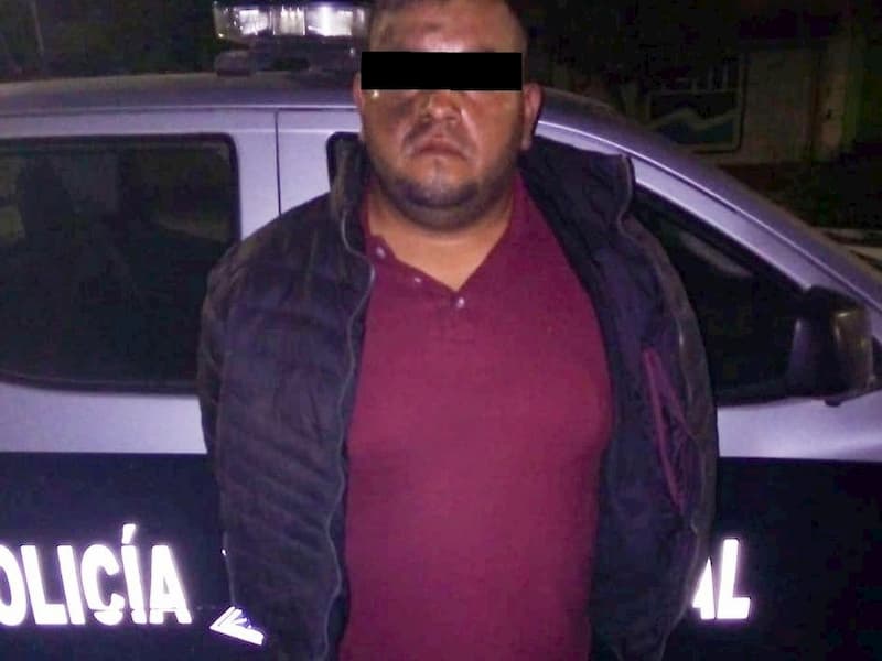 Policías de Pedro Escobedo aseguran a 2 sujetos por robo de tracto camión
