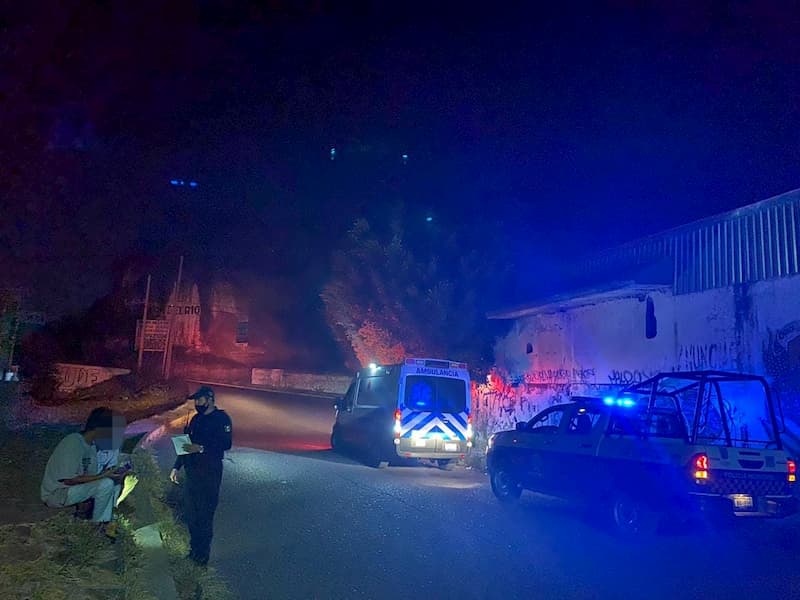Policias resguardan a joven autista que caminaba sobre la Mexico-Queretaro (2)