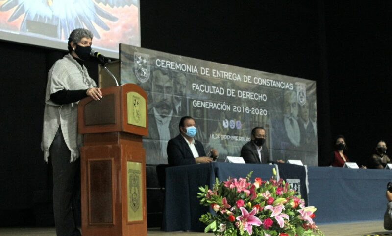 Alumnos de Derecho de la UAQ reciben constancias de fin de cursos