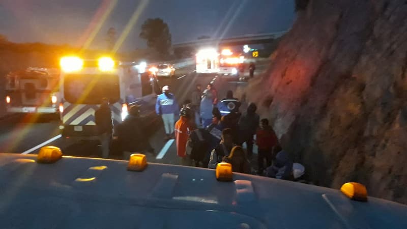 Brutal choque de autobús en la Toluca-Palmillas, mueren jornaleros de Acambay Brutal choque de autobús en la Toluca-Palmillas, mueren jornaleros de Acambay