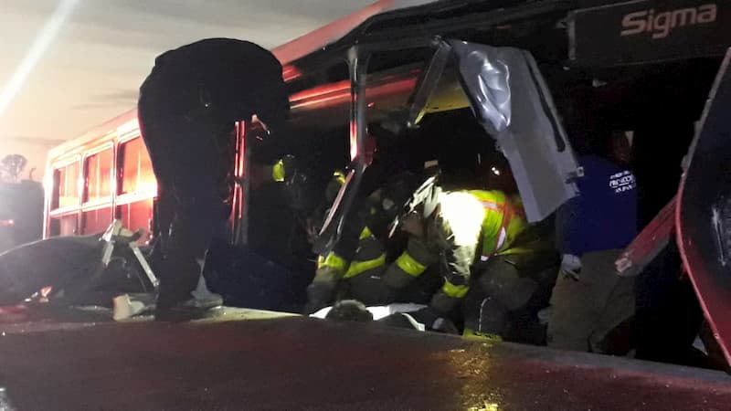 Brutal choque de autobús en la Toluca-Palmillas, mueren jornaleros de Acambay Brutal choque de autobús en la Toluca-Palmillas, mueren jornaleros de Acambay