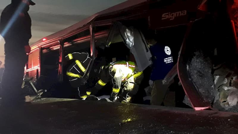 Brutal choque de autobús en la Toluca-Palmillas, mueren jornaleros de Acambay Brutal choque de autobús en la Toluca-Palmillas, mueren jornaleros de Acambay