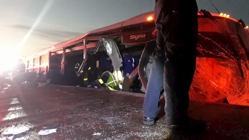 Brutal choque de autobús en la Toluca-Palmillas, mueren jornaleros de Acambay Brutal choque de autobús en la Toluca-Palmillas, mueren jornaleros de Acambay