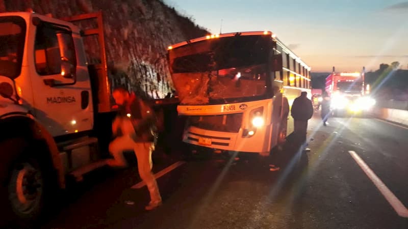 Brutal choque de autobús en la Toluca-Palmillas, mueren jornaleros de Acambay Brutal choque de autobús en la Toluca-Palmillas, mueren jornaleros de Acambay