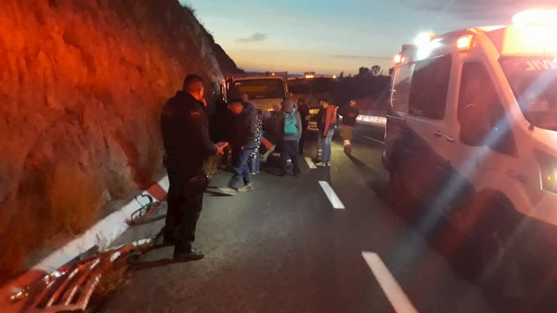 Brutal choque de autobús en la Toluca-Palmillas, mueren jornaleros de Acambay Brutal choque de autobús en la Toluca-Palmillas, mueren jornaleros de Acambay