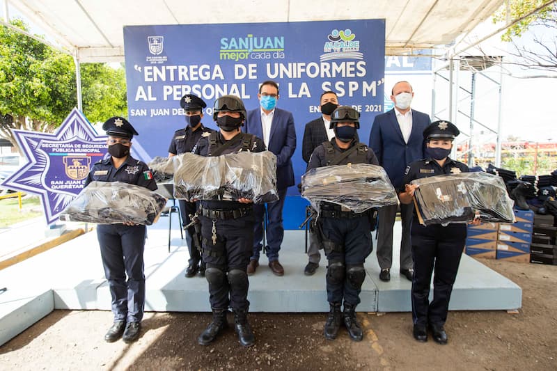 Alcalde entregó uniformes a policías de San Juan del Río