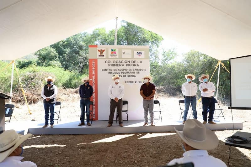 Colocaron primera piedra del Centro de Acopio Regional Ganadero de la Sierra Gorda